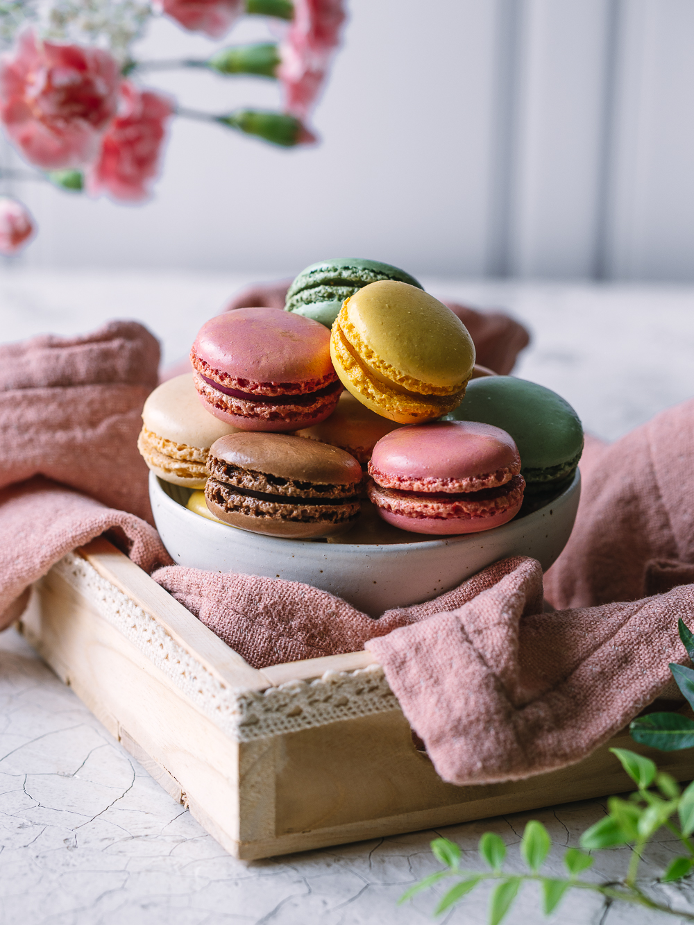 Macarons auf einem Tisch mit Blumen