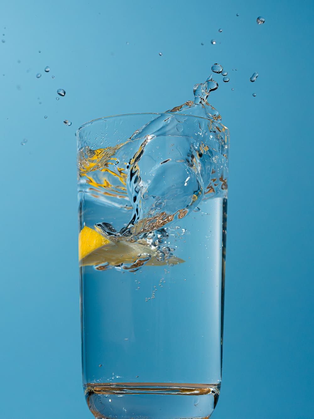 Zitrone die in Wasser f&auml;llt